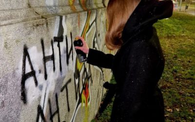 Зидови наших окупираних градова, огласи су наших идеја и парола!